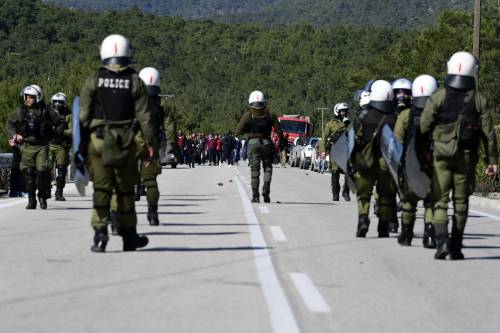 Migranti, la Grecia ora collassa: esplode l'ira della popolazione